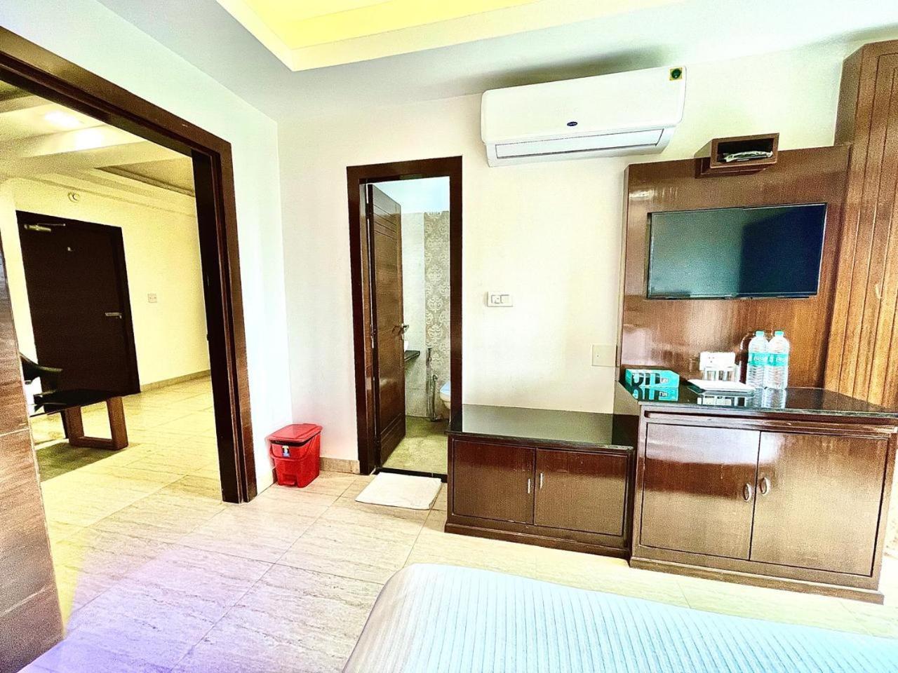 Gr Palace, In Front Of Sea-Beach With Breakfast, Swimming-Pool, Fully Air-Conditioned, Hotel With Parking Availability ปูรี ภายนอก รูปภาพ