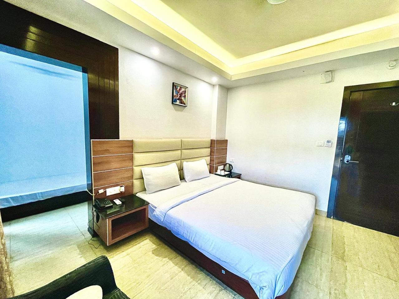 Gr Palace, In Front Of Sea-Beach With Breakfast, Swimming-Pool, Fully Air-Conditioned, Hotel With Parking Availability ปูรี ภายนอก รูปภาพ