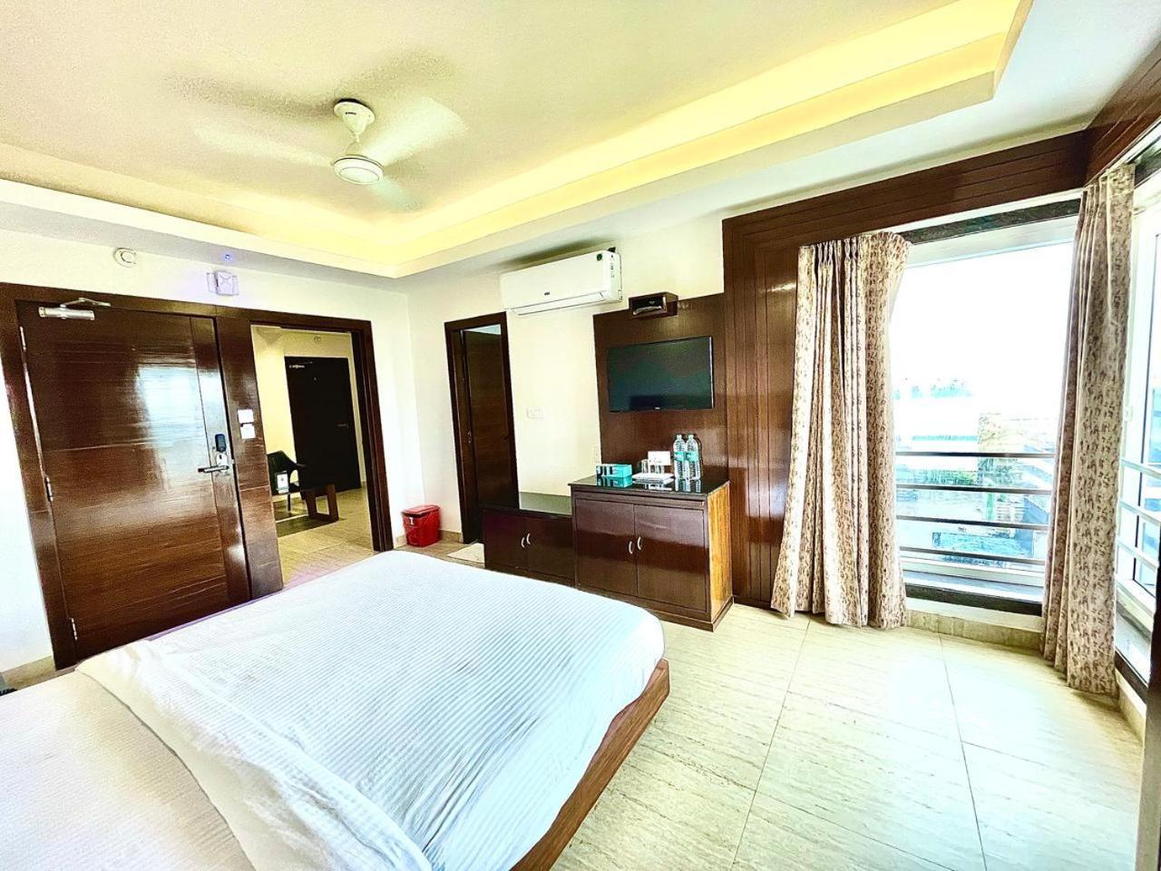 Gr Palace, In Front Of Sea-Beach With Breakfast, Swimming-Pool, Fully Air-Conditioned, Hotel With Parking Availability ปูรี ภายนอก รูปภาพ