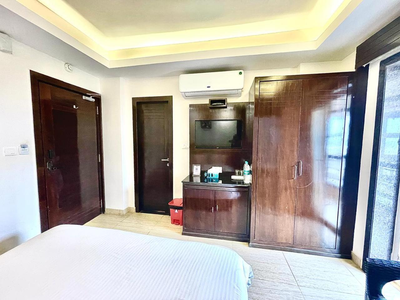 Gr Palace, In Front Of Sea-Beach With Breakfast, Swimming-Pool, Fully Air-Conditioned, Hotel With Parking Availability ปูรี ภายนอก รูปภาพ