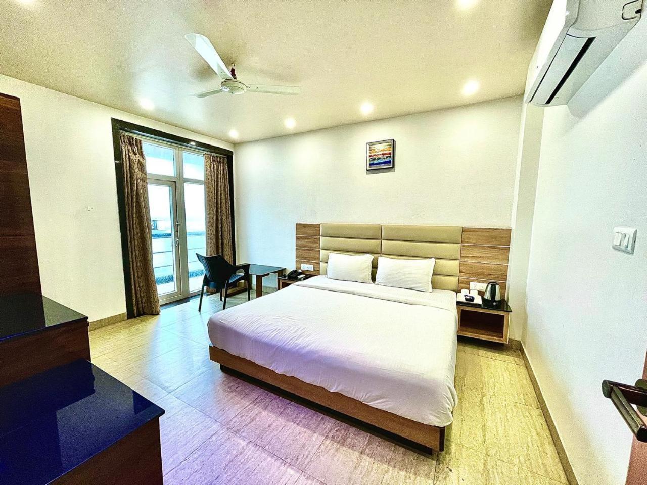 Gr Palace, In Front Of Sea-Beach With Breakfast, Swimming-Pool, Fully Air-Conditioned, Hotel With Parking Availability ปูรี ภายนอก รูปภาพ