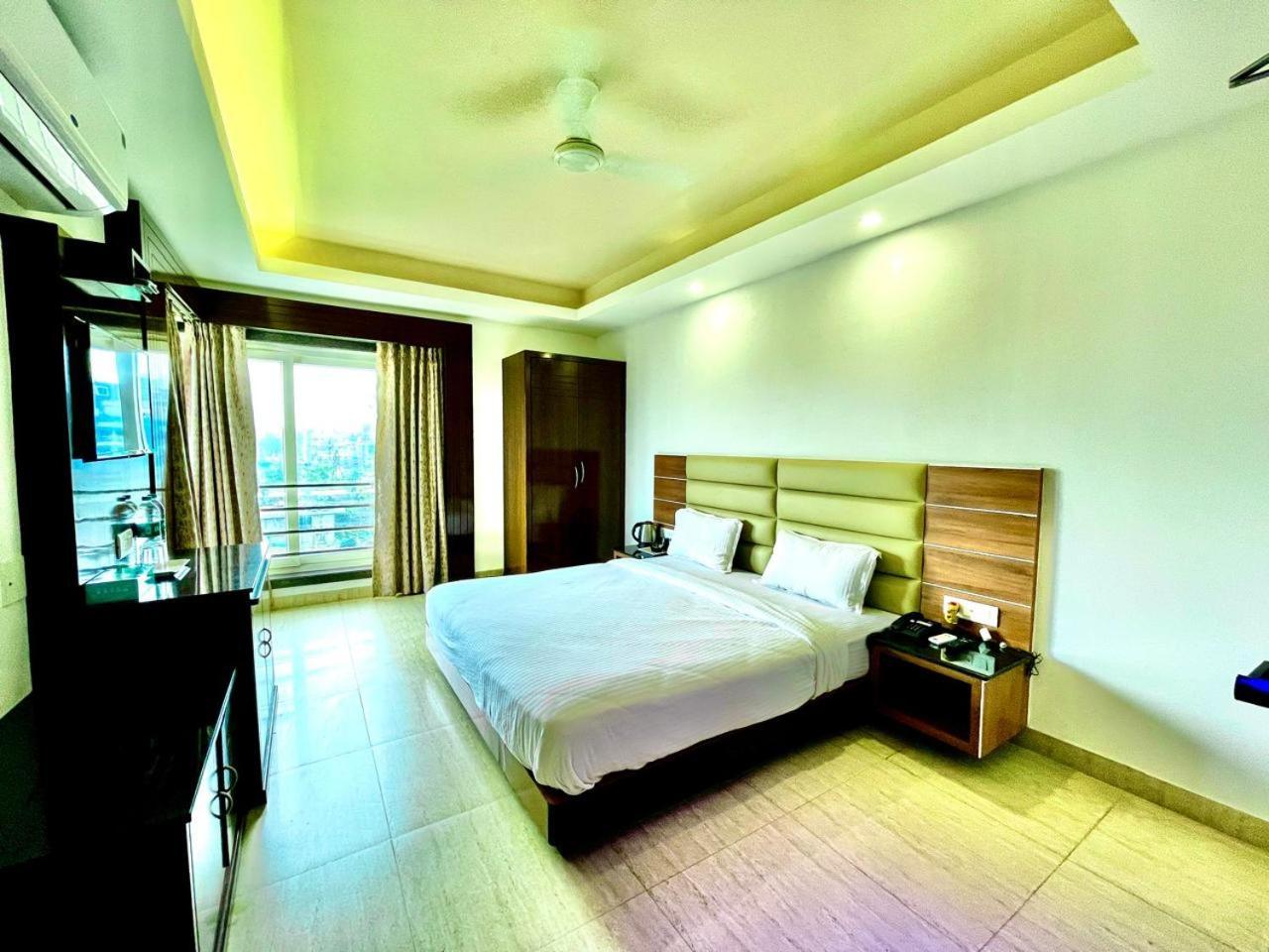 Gr Palace, In Front Of Sea-Beach With Breakfast, Swimming-Pool, Fully Air-Conditioned, Hotel With Parking Availability ปูรี ภายนอก รูปภาพ