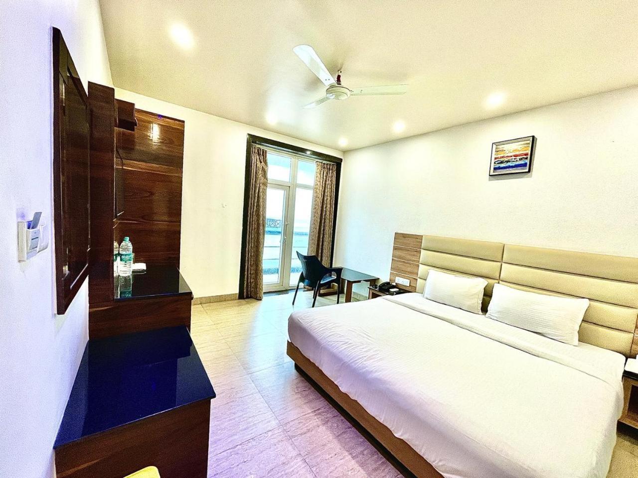 Gr Palace, In Front Of Sea-Beach With Breakfast, Swimming-Pool, Fully Air-Conditioned, Hotel With Parking Availability ปูรี ภายนอก รูปภาพ
